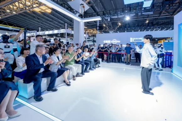 중국 최초의 인간형 로봇 '쉐바(Xueba 01)' [사진=SCMP 캡처]