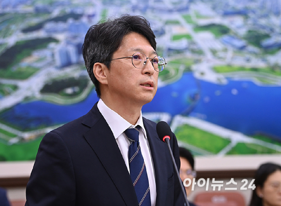 홍지선 국토교통부 장관 후보자가 16일 서울 여의도 국회에서 열린 국토교통위원회 인사청문회에서 모두발언을 하고 있다. [사진=곽영래 기자]
