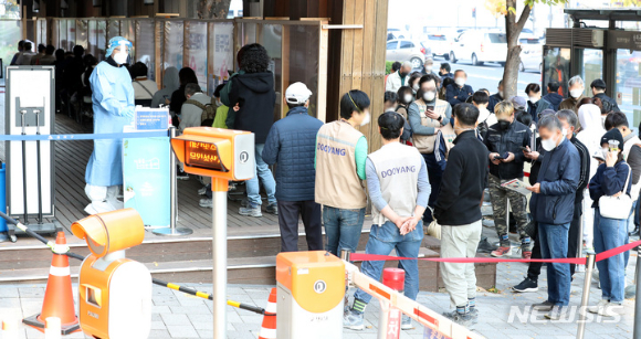 서울 송파구보건소 선별진료소를 찾은 시민들이 코로나19 검사를 하기 위해 줄지어 서 있다. [사진=뉴시스]