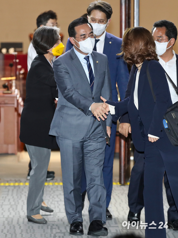 더불어민주당 박홍근 원내대표가 12일 오후 서울 여의도 국회에서 열린 제83차 정책의원총회를 마친 뒤 회의장을 나서고 있다. [사진=김성진 기자]