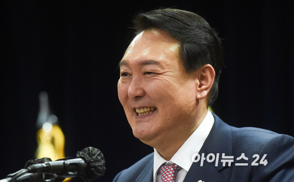 윤석열 국민의힘 대선 후보가 26일 오후 서울 종로구 이북5도청 대강당에서 열린 이북도민&middot;탈북민 신년하례식에서 태영호 국민의힘 의원과 대화를 나누고 있다. [사진=국회사진취재단]