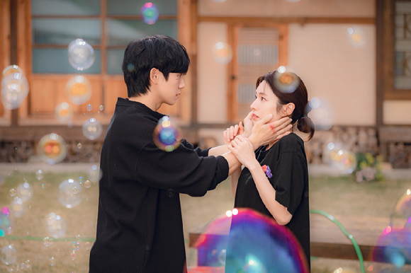 배우 정해인과 하영이 넷플릭스 시리즈 '이 엿같은 사랑'에서 연기 호흡을 맞추고 있다. [사진=넷플릭스]