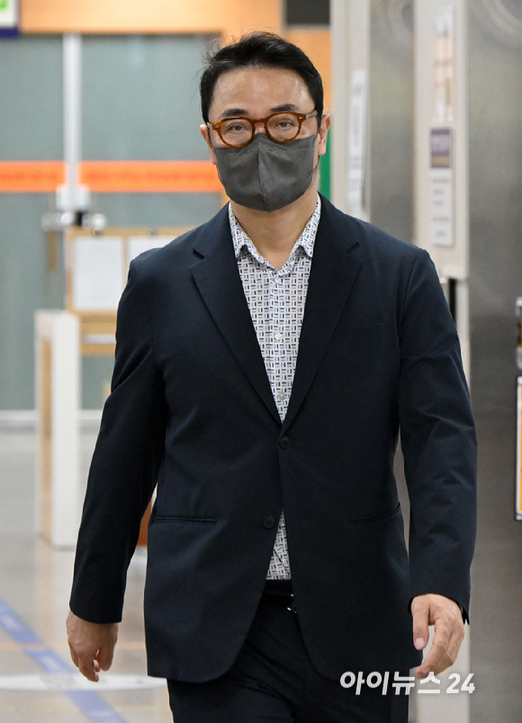 양평 공흥지구 특혜 의혹을 받는 김건희 씨 오빠 김진우 씨가 15일 서울 서초구 서울중앙지방법원에서 열린 공판에 출석하고 있다. [사진=사진공동취재단 ]
