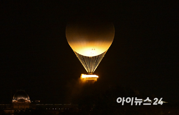 28일(현지시간) 프랑스 파리 콩코드 광장에서 열린 2024 파리 패럴림픽 개막식에서 열기구 성화대가 떠오르고 있다. [사진=사진공동취재단]