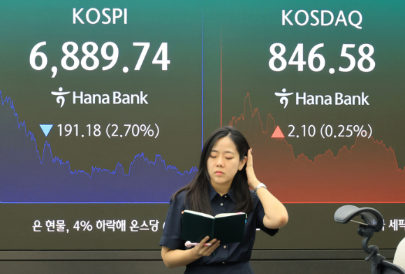 28일 장 마감 후 서울 중구 하나은행 딜링룸 [사진=연합뉴스]