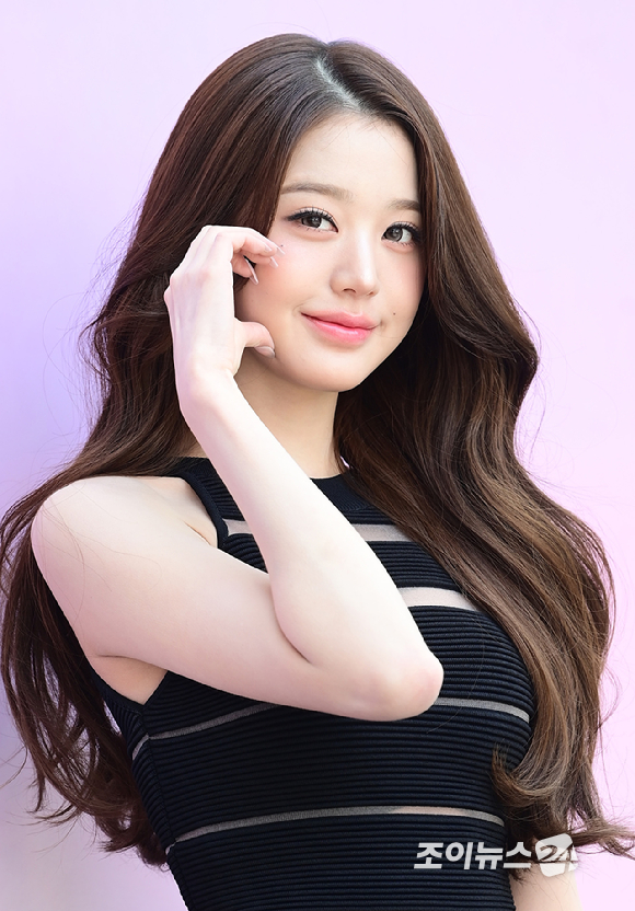 아이브 장원영이 23일 오전 서울 성동구 쎈느 성수에서 열린 다이슨 슈퍼소닉 트래블 라운지 팝업 스토어 행사에 참석하고 있다. [사진=정소희 기자]