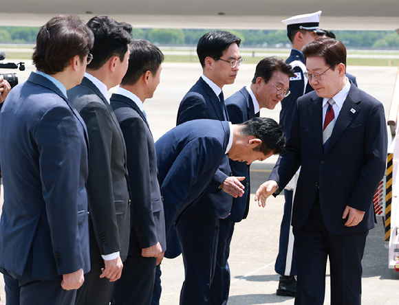 G7 정상회의와 유럽 순방을 마치고 귀국한 이재명 대통령과 김혜경 여사가 18일 성남 서울공항에 도착한 공군 1호기에서 내리고 있다. 2026.6.18 [사진=연합뉴스]