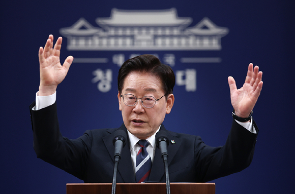 이재명 대통령이 19일 청와대 춘추관에서 열린 G7 참석&middot;유럽 순방 결과 브리핑에서 취재진 질문에 답하고 있다. 2026.6.19 [사진=연합뉴스]
