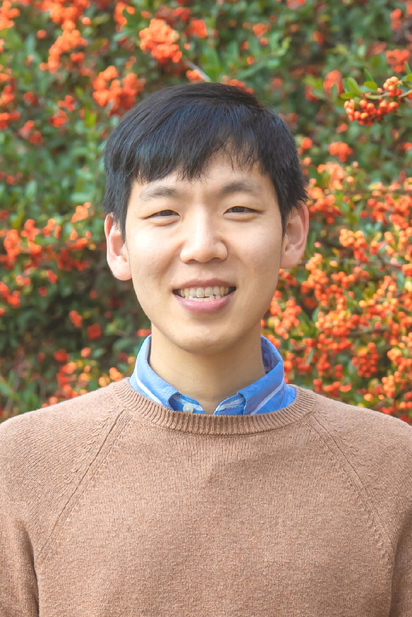 서울아산병원에서 열린 ‘건강정보 고속도로 사업’ 홍보 부스에서 환자들이 본인의 진료기록을 열람하고 공유하는 방법을 배우고 있다. [사진=서울아산병원]