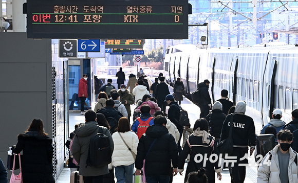 서울 용산구 서울역 승강장에서 귀성객들이 열차를 타기 위해 이동하고 있다. [사진=아이뉴스24 DB]