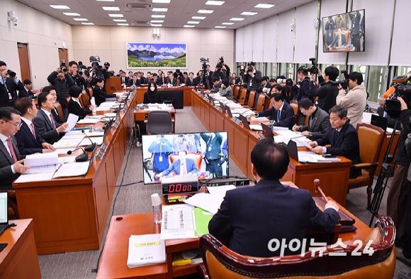 조현 외교부 장관이 6일 서울 여의도 국회에서 열린 외교통일위원회 전체회의에서 질의에 답변하고 있다. [사진=곽영래 기자]