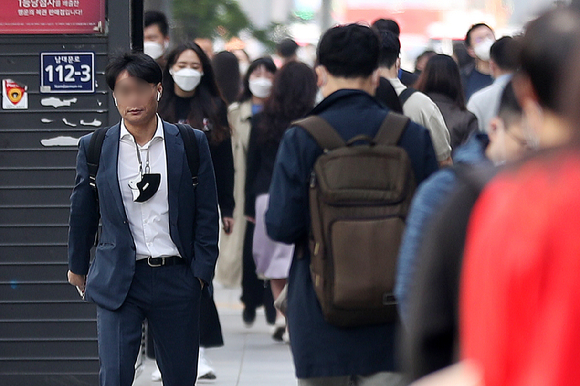 실외 마스크 착용 의무 해제 첫날인 2일 오전 서울 중구 을지로입구역 인근에서 한 시민이 마스크를 벗고 이동하고 있다. [사진=뉴시스]