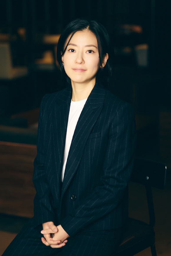 고혜진 감독이 JTBC 토일드라마 '신입사원 강회장' 인터뷰에 앞서 포즈를 취하고 있다. [사진=SLL, 코퍼스코리아]