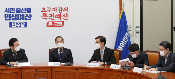 이재명 더불어민주당 대표가 12일 오후 서울 여의도 국회 더불어민주당 대표실에서 한덕수(왼쪽 두 번째) 총리, 방문규 국무조정실장(가운데), 박성근 국무총리 비서실장(오른쪽 두 번째), 차순오 국무총리 정무실장과 예산안 관련 대화를 하고 있다. [사진=뉴시스]