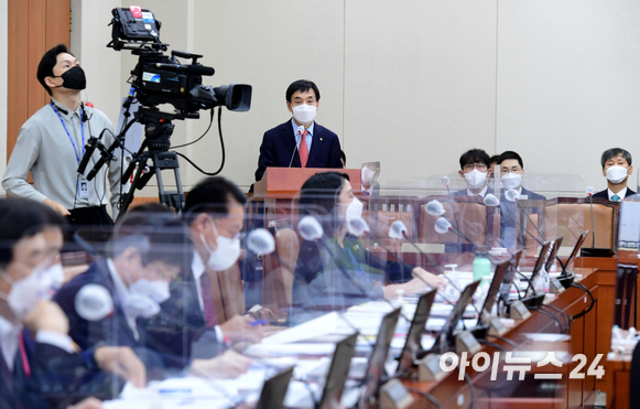 이주열 한국은행 총재가 15일 서울 여의도 국회에서 열린 기획재정위원회의 한국은행에 대한 국정감사에서 업무보고를 하고 있다.