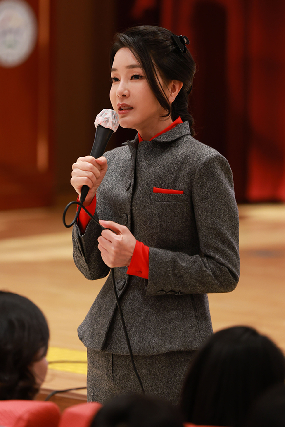 윤석열 대통령 부인 김건희 여사가 지난 2023년 3월 2일 서울 종로구 서울맹학교에서 열린 입학식에 참석해 격려사를 하고 있다. [사진=대통령실]