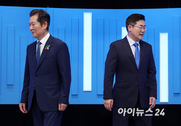 정청래·박찬대 더불어민주당 당대표 후보가 16일 서울 양천구 목동 SBS에서 열린 TV토론회에 앞서 기념촬영을 한 뒤 자리로 돌아가고 있다. [사진=국회사진기자단]