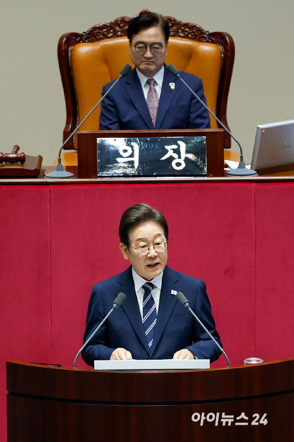 이재명 대통령이 26일 오전 서울 여의도 국회에서 열린 제426회국회(임시회) 제2차 본회의에서 2025년도 제2회 추가경정예산안에 대한 정부의 시정연설을 하고 있다. [사진=국회사진기자단]