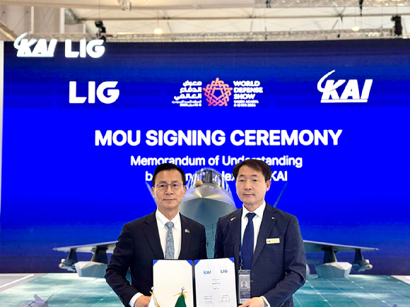 차재병 KAI 대표이사(왼쪽)와 손재일 한화에어로스페이스 대표이사가 현지시간 9일 국산항공 무장 개발 통합 및 수출 공동마케팅 업무협약서(MOU)에 서명하고 있다. [사진=KAI]