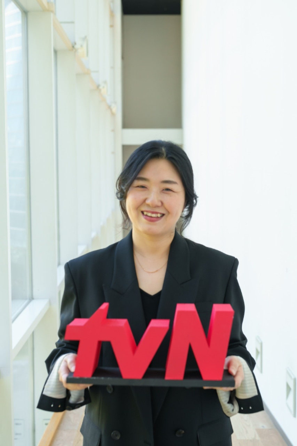16일 서울 상암동 CJ ENM에서 열린 tvN '크리에이터 톡 2026'에서 '100'일의 거짓말' 장신애 CP가 포토타임을 갖고 있다. [사진=tvN]