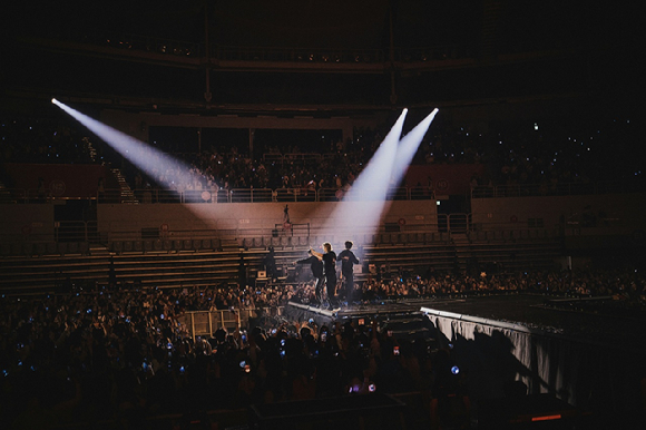 밴드 씨엔블루가 서울 티켓링크 라이브 아레나(구 올림픽공원 핸드볼경기장)에서 2026 CNBLUE LIVE '3LOGY'(2026 씨엔블루 라이브 '쓰릴로지')를 개최하고 관객들을 만나고 있다. [사진=FNC엔터테인먼트]