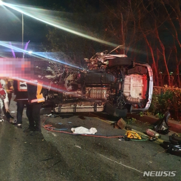 30일 오후 인천 남동구 고잔동 한 도로에서 30대 전직 프로야구 선수가 몰던 SUV 차량이 높이제한 기둥을 들이받아 전도됐다. [사진=뉴시스]
