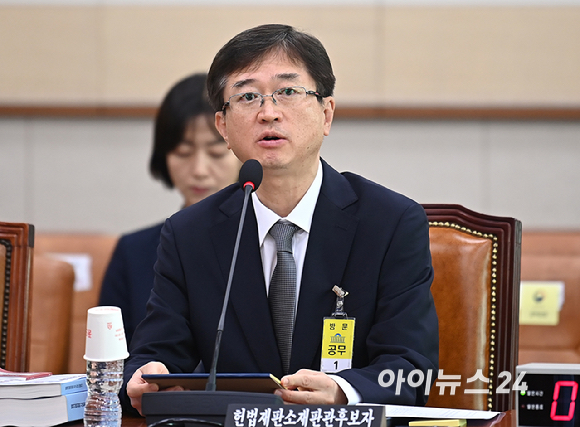 오영준 헌법재판소 재판관 후보자가 18일 오전국회 법제사법위원회에서 열린 인사청문회에서 질의에 답변하고 있다. [사진=곽영래 기자]