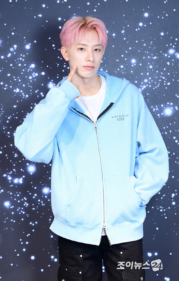 그룹 올아워즈(ALL(H)OURS)가 서울 성동구 성수동에 위치한 케이팝 체험 아카데미 케이팝아케이드에서 진행된 조이뉴스24와의 인터뷰에 앞서 포즈를 취하고 있다. [사진=정소희 기자]