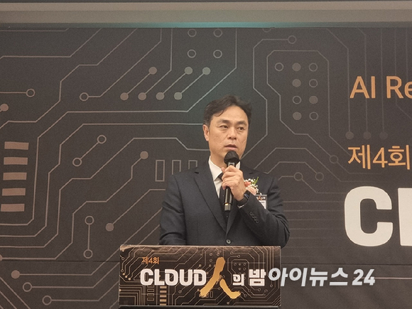 최지웅 한국인공지능클라우드산업협회장이 18일 오후 서울 서초구 JW메리어트호텔에서 열린 '클라우드 人의 밤'에서 환영사를 하고 있다. [사진=윤소진 기자]
