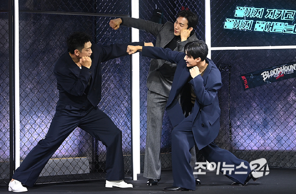 배우 정지훈, 우도환, 이상이가 31일 오전 서울 중구 앰배서더 서울 풀만 호텔에서 열린 넷플릭스 시리즈 '사냥개들' 시즌2 제작발표회에서 포토타임을 갖고 있다. [사진=곽영래 기자]