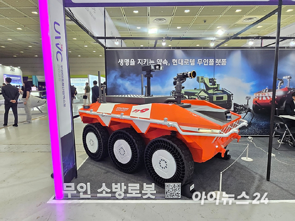 '2025년 무인이동체 산업엑스포(UWC 2025)' LIG넥스원 부스에 다목적 무인헬기(MPUH)가 전시돼 있다. [사진=최란 기자]