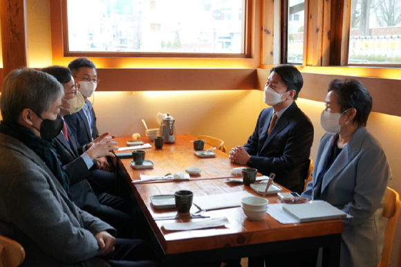 안철수 대통령직인수위원회 위원장이 23일 과학기술교육분과 박성중 간사, 김창경·남기태 인수위원, 신용현 대변인과 오찬 겸 업무회의를 진행하고 있다. [사진=인수위 제공]