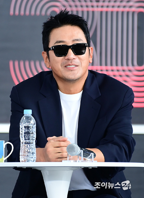 하정우 감독-배우 공효진-김동욱이 19일 오전 부산광역시 해운대구 우동 영화의 전당에서 열린 제30회 부산국제영화제(BIFF) '윗집 사람들' 오픈토크 행사에 참석하고 있다. [사진=정소희 기자]