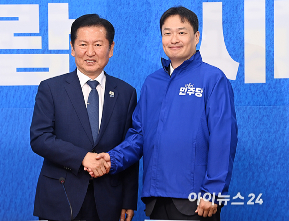 정청래 더불어민주당 대표와 김영빈 변호사가 8일 서울 여의도 국회에서 열린 더불어민주당 4차 인재영입식에서 기념촬영을 하고 있다. [사진=곽영래 기자 ]