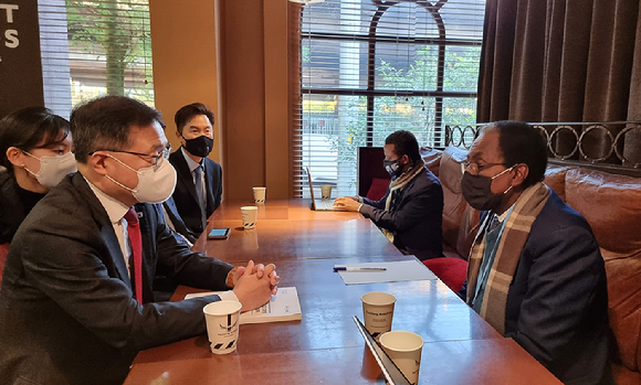 최병암산림청장과 에티오피아 환경산림기후변화위원회 페카두 베예네 위원장 [사진=산림청 ]