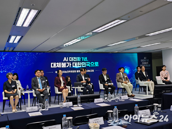 하정우 국가인공지능전략위원회 상근부위원장이 8일 서울 중구 국가AI전략위원회에서 열린 국가인공지능전략위원회 출범 1주년 성과보고회에서 발언하고 있다. [사진=안세준 기자]