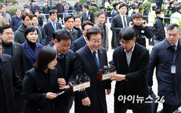 이재명 더불어민주당 대표가 25일 서울 서초구 중앙지방법원에서 열린 위증교사 혐의 사건 1심 선고공판에 출석하고 있다. [사진=사진공동취재단]