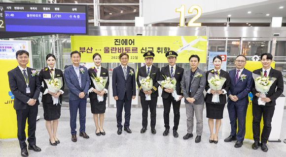 진에어 부산-울란바토르 취항식에서 박병률 대표이사(왼쪽 다섯번째)와 임직원들이 기념 촬영을 하고 있다. [사진=진에어]