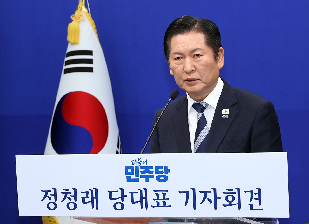 더불어민주당 정청래 대표가 8일 국회에서 당 대표 취임 이후 두 번째 기자회견을 열고 있다. 정 대표는 "검찰&middot;사법&middot;언론개혁 완수! 1인 1표제 실현! 지방선거 승리로 이재명정부 성공을 뒷받침 하겠습니다"라고 밝혔다. 2026.3.8 [사진=연합뉴스]