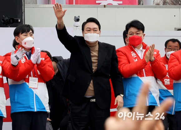 윤석열 국민의힘 대선 후보가 4일 오전 부산 사상구 이마트 사상점 앞에서 유세를 하며 지지를 호소하고 있다. [사진=뉴시스]