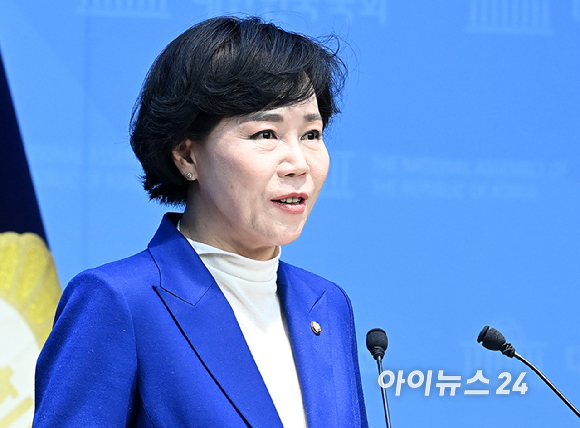 전현희 더불어민주당 의원이 2일 국회 소통관에서 서울시장 출마 선언을 하고 있다. [사진=곽영래 기자]