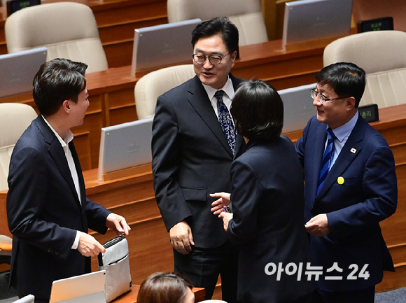 25일 서울 여의도 국회에서 열린 제429회국회(정기회) 제9차 본회의에서 '공인신고자 보호법 일부개정법률안에 대한 신속처리안건 지정동의의 건' 외 3건에 대한 가/부 투표를 하는 중 우원식 국회의장이 의원들과 인사를 나누고 있다. [사진=정소희 기자]