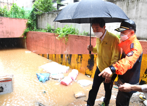 오세훈(왼쪽) 서울시장이 지난 9일 서울 관악구 신림동에서 폭우로 고립돼 일가족 3명이 사망한 다세대 주택 현장을 찾아 점검하고 있다. [사진=뉴시스]