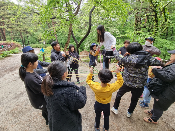 대관령휴양림에서 어린이날 행사로 열리는 밧줄놀이 장면. [사진=국립자연휴양림관리소/산림청]