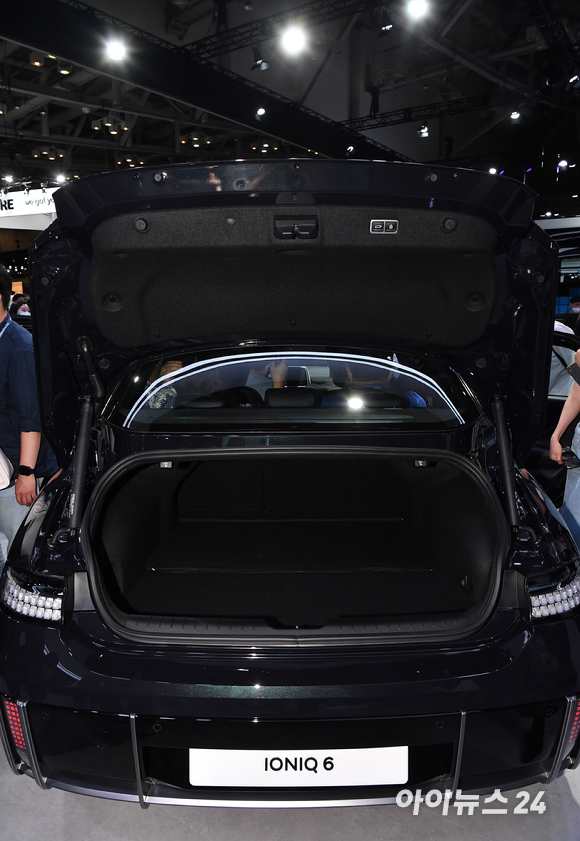 14일 부산 해운대구 벡스코에서 진행된 2022 부산국제모터쇼(BIMOS 2022)에서 현대자동차 아이오닉6가 공개되고 있다. [사진=김성진 기자]