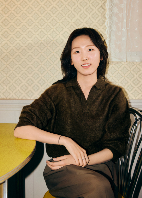 유영은 감독이 넷플릭스 시리즈 '이 사랑 통역 될까요?' 인터뷰에 앞서 포즈를 취하고 있다. [사진=넷플릭스]