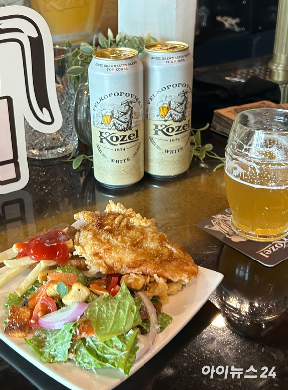 매튜 홈즈 코젤 한국지사장이 13일 서울 용산 이태원에서 열린 미디어 간담회에서 신제품 '코젤 화이트'를 선보이고 있다. [사진=백소연 기자]