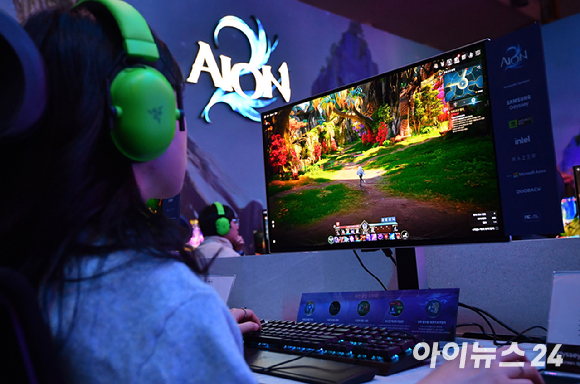 지난달 13일 부산 해운대구 벡스코에서 열린 '지스타 2025'에서 참관객들이 엔씨소프트의 게임 '아이온2'를 즐기고 있다. [사진=곽영래 기자]