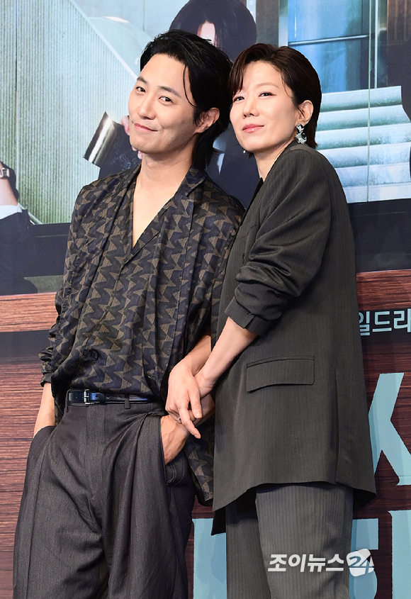 배우 진구와 전혜진이 28일 오후 서울 구로구 신도림동 더링크서울 트리뷰트 포트폴리오 호텔에서 열린 JTBC 새 토일드라마 '신입사원 강회장' 제작발표회에 참석하고 있다. [사진=정소희 기자]