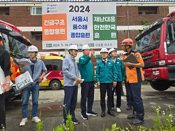 서울시의회 도시안전건설위원회가 집중호우 대비 풍수해 종합훈련 현장을 참관하고 있다. [사진=서울시의회]